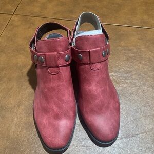 Women's Red Indigo Ankle Boots NWT reduced $28.00 7.5 M. Very comfortable!